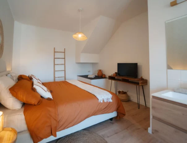 la-vieille-tour-hotton-chambre-terre-de-sienne-1