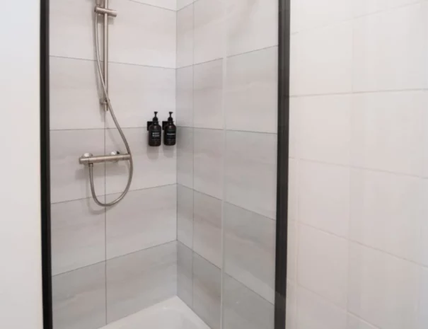 la-vieille-tour-hotton-chambre-terre-de-sienne-3