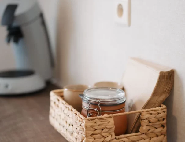 la-vieille-tour-hotton-chambre-terre-de-sienne-5